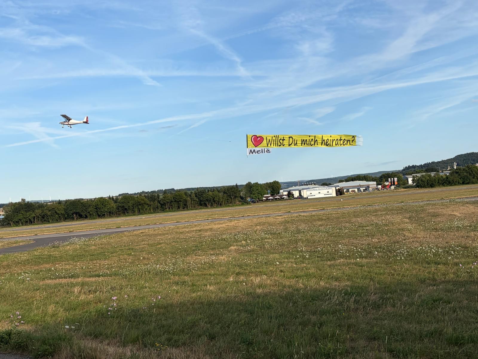 Bannerflugzeug im Abendlicht
